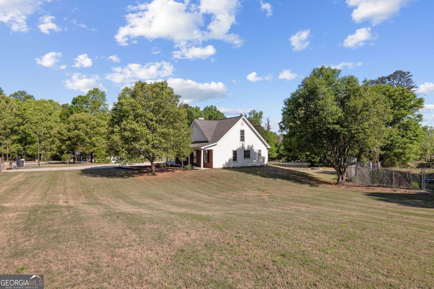 555 Mackinaw Dr — photo 2