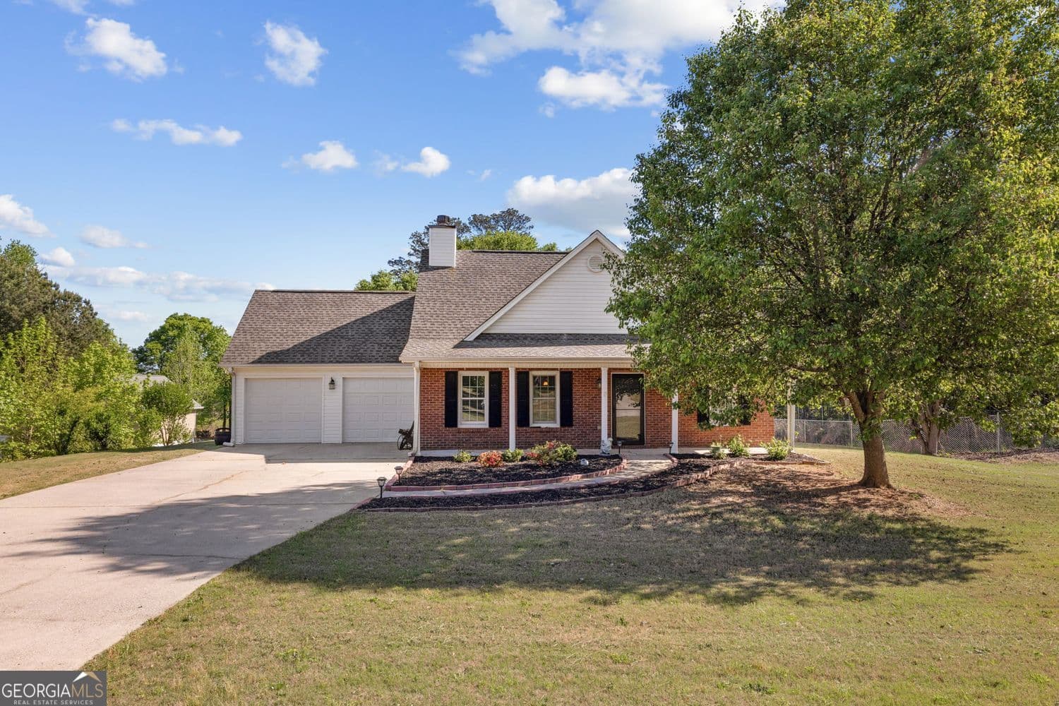 555 Mackinaw Dr — photo 1