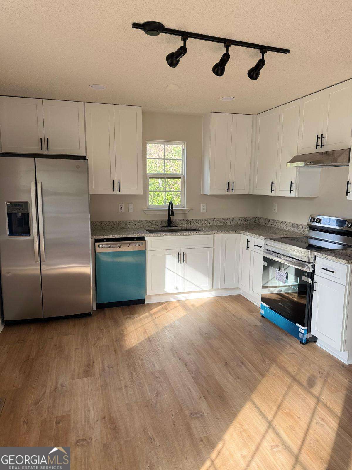 1753 Lee St — photo 2