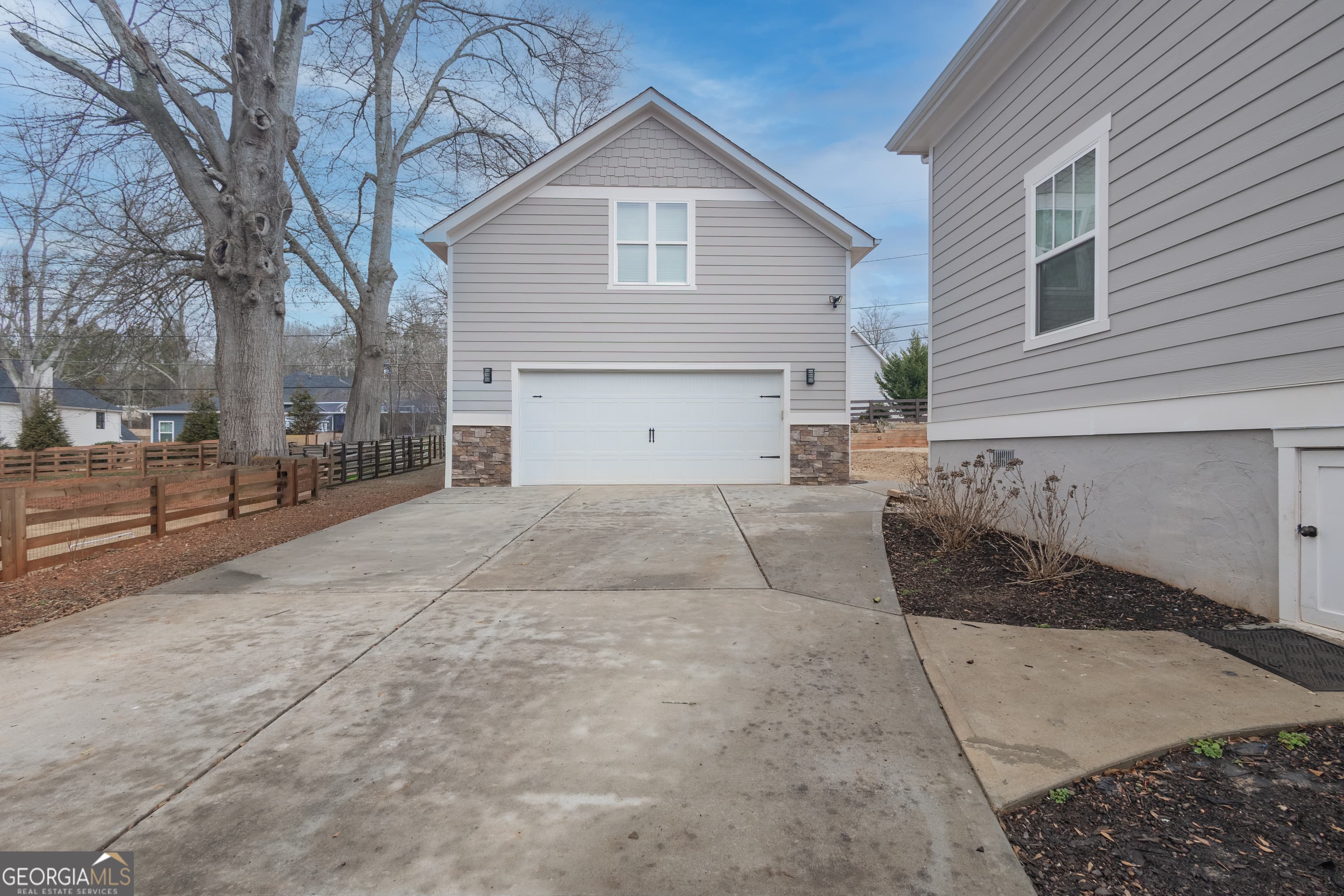 27 E Hill St — photo 2