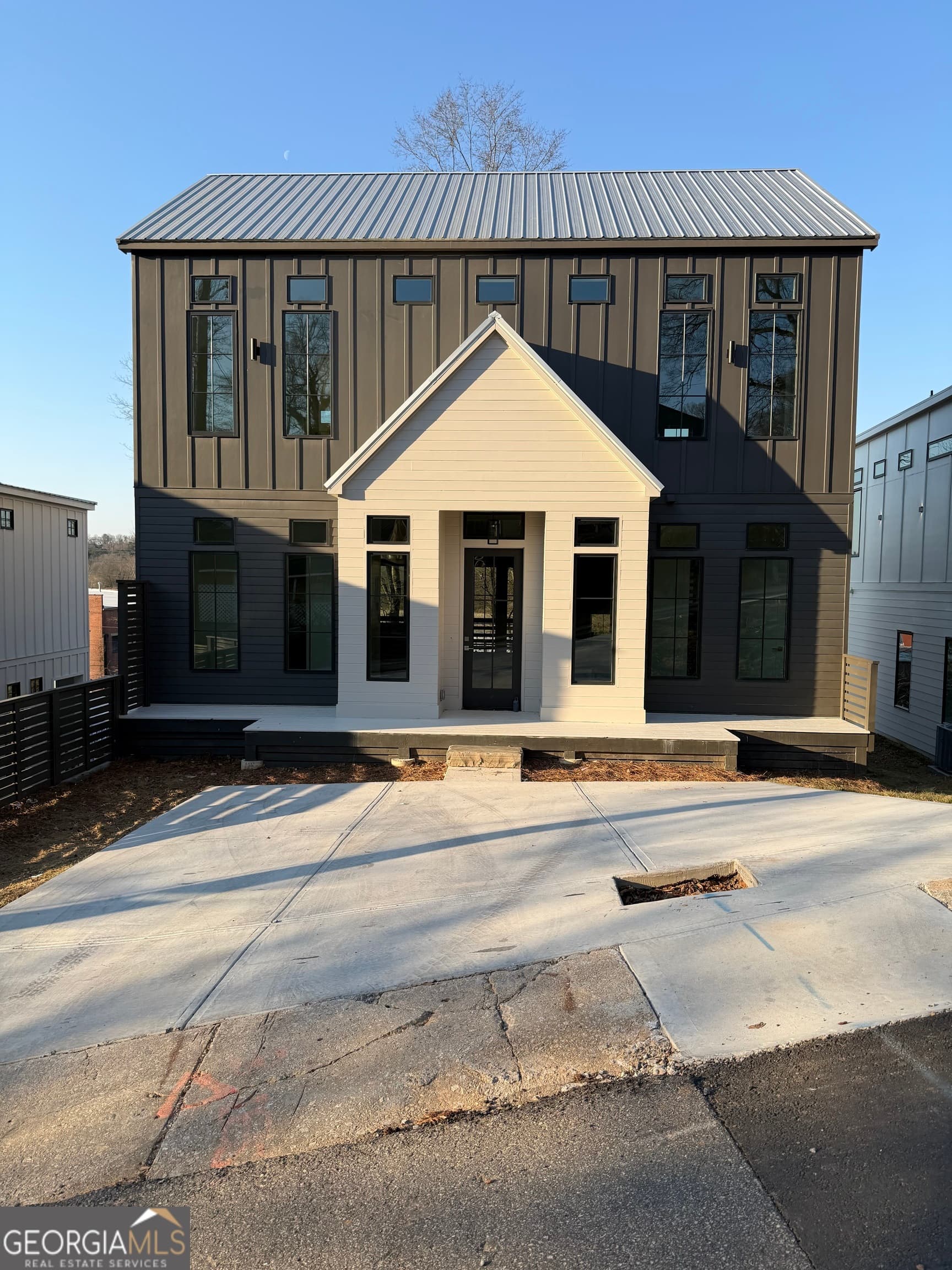 172 Railroad St — photo 1