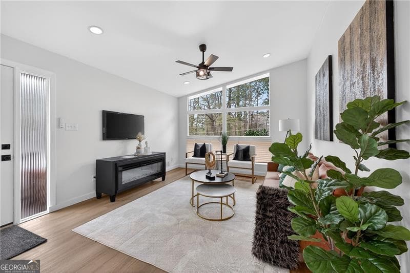 201 Lydia Se Dr — photo 1