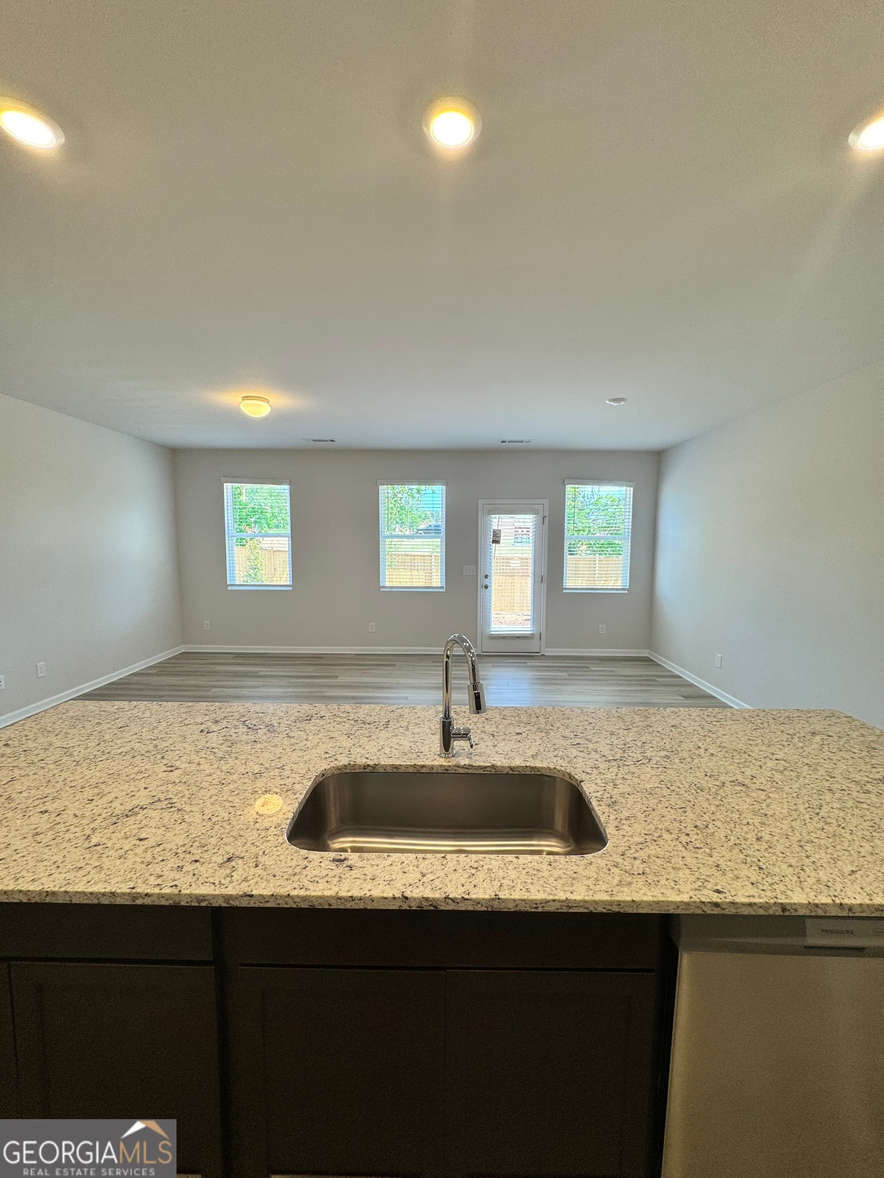 505 Hayes Ln — photo 2