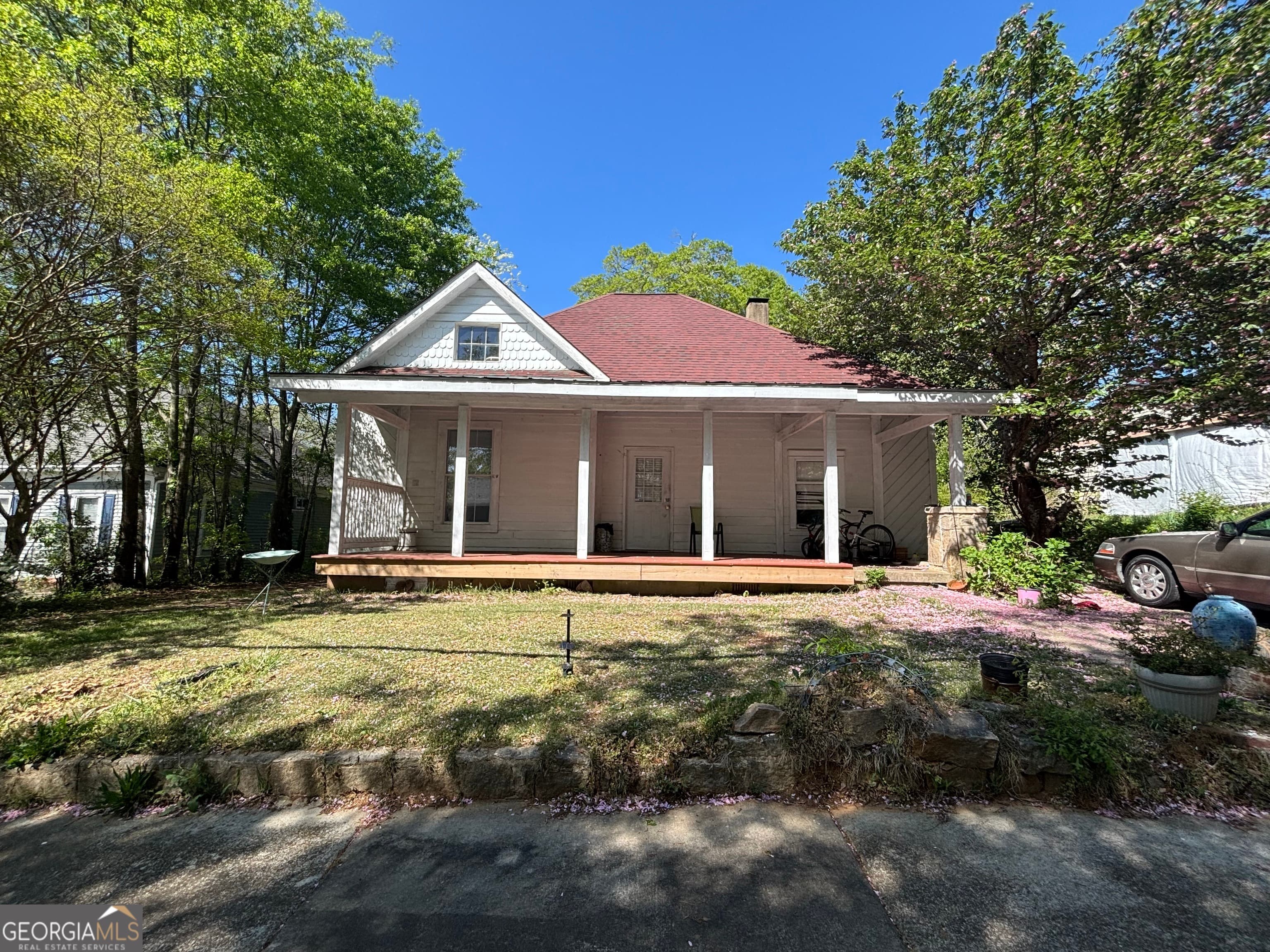 1090 Forest Ave — photo 2