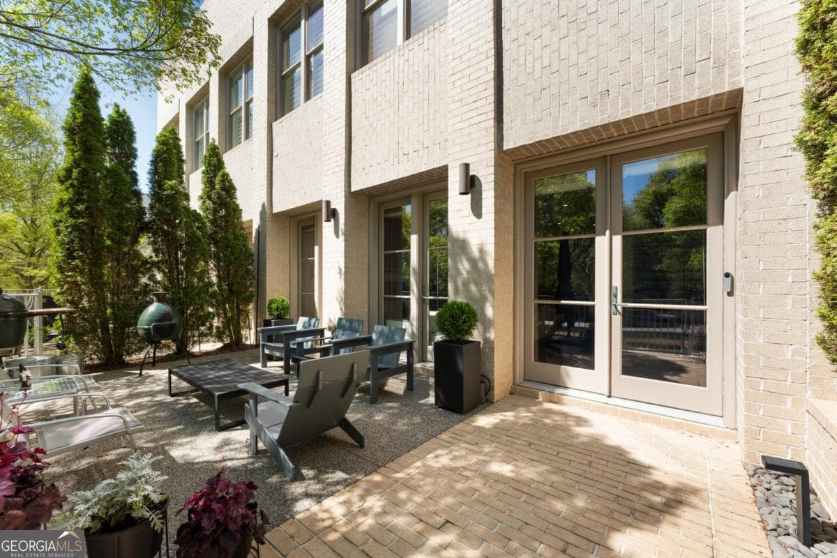 876 3rd St — photo 1