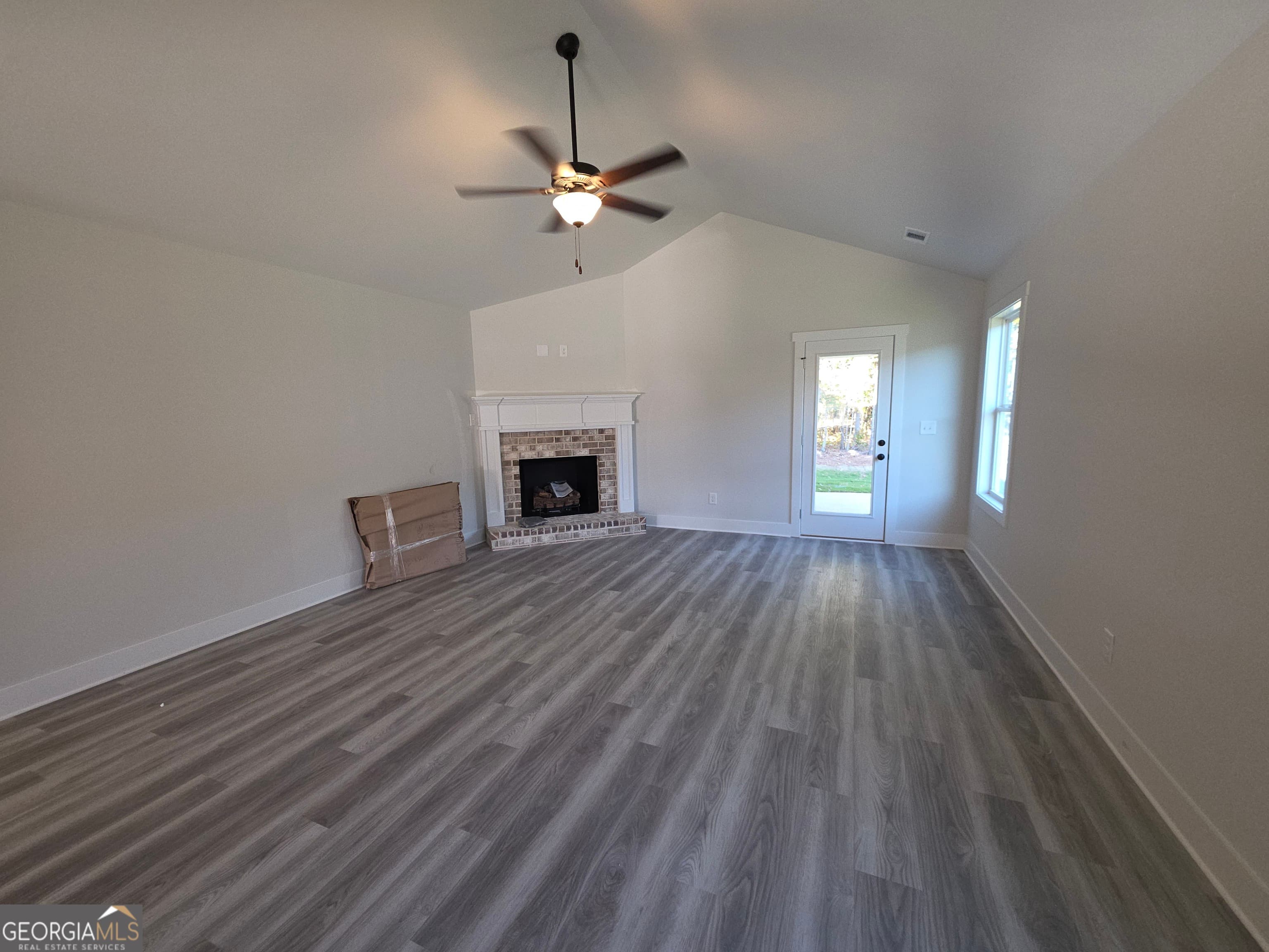 1077 Jeannine Ln — photo 2