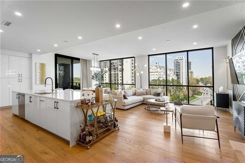 2425 Peachtree Ne Rd 901 — photo 1