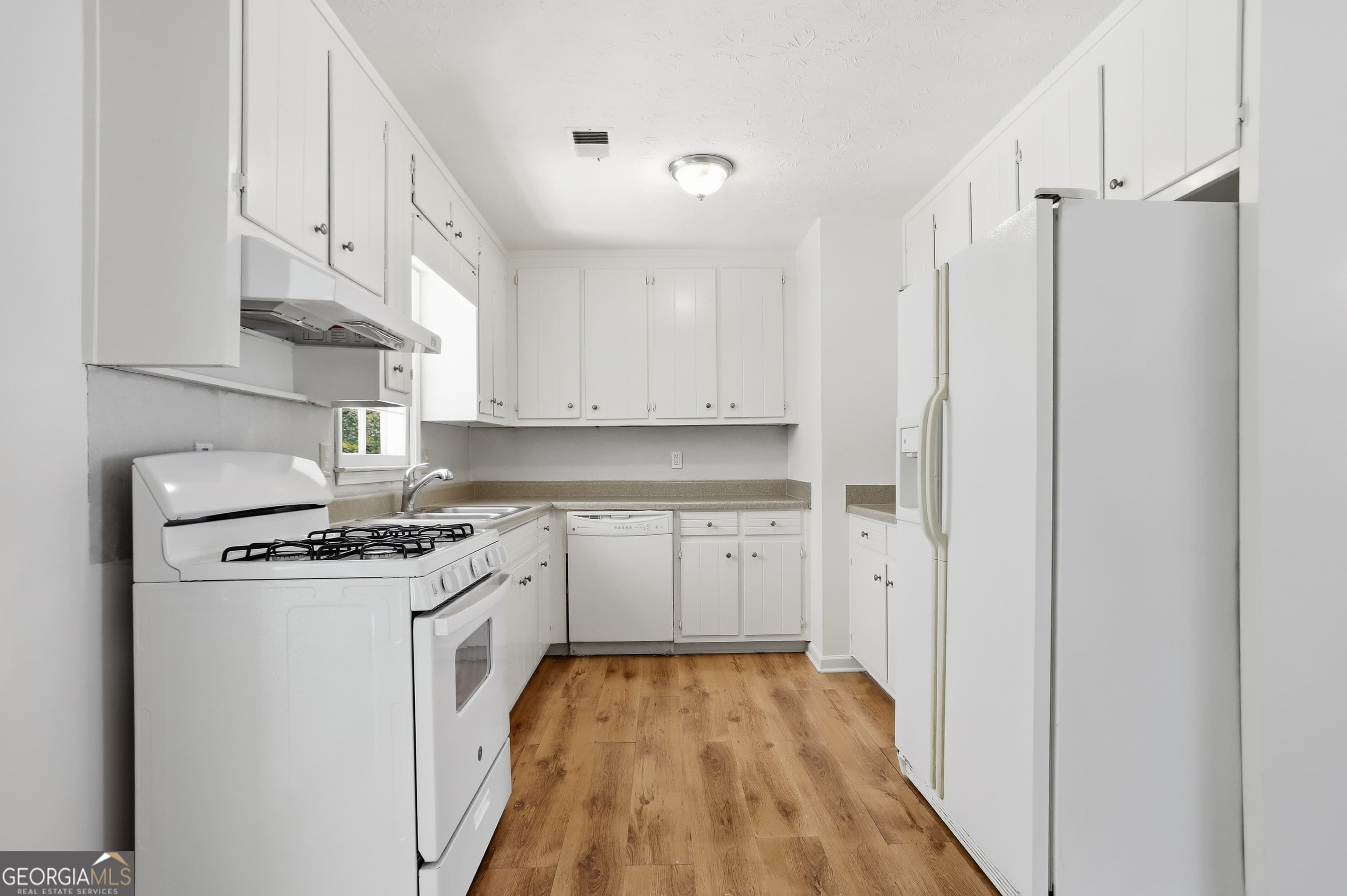 3233 Lancer Dr — photo 2