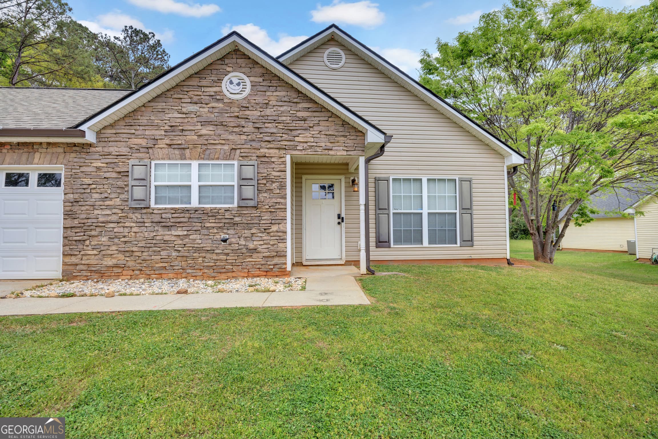 572 Clydes Way — photo 2