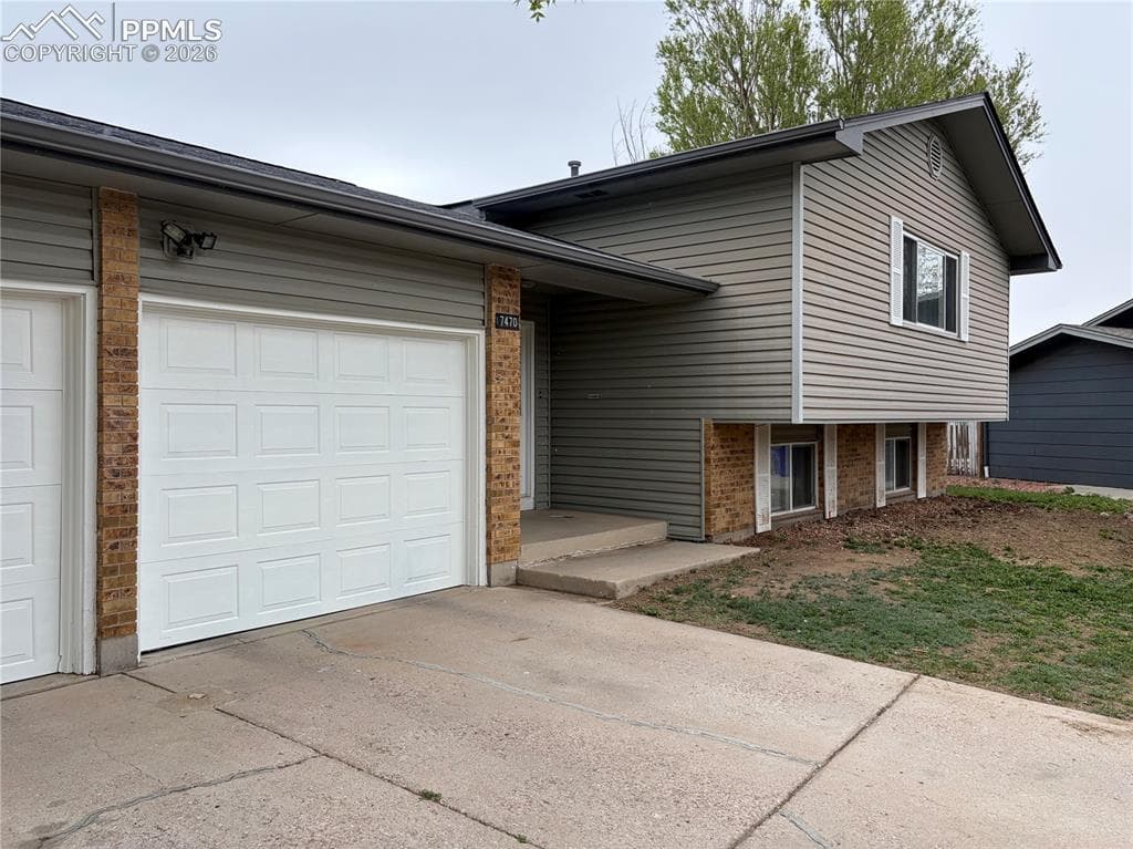 7470 Dove Creek Circle — photo 1