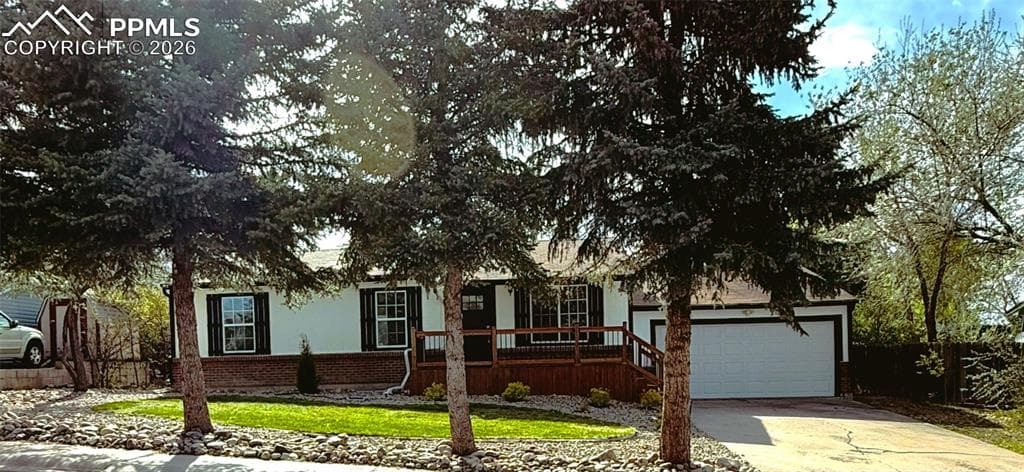995 Oakwood Dr — photo 1