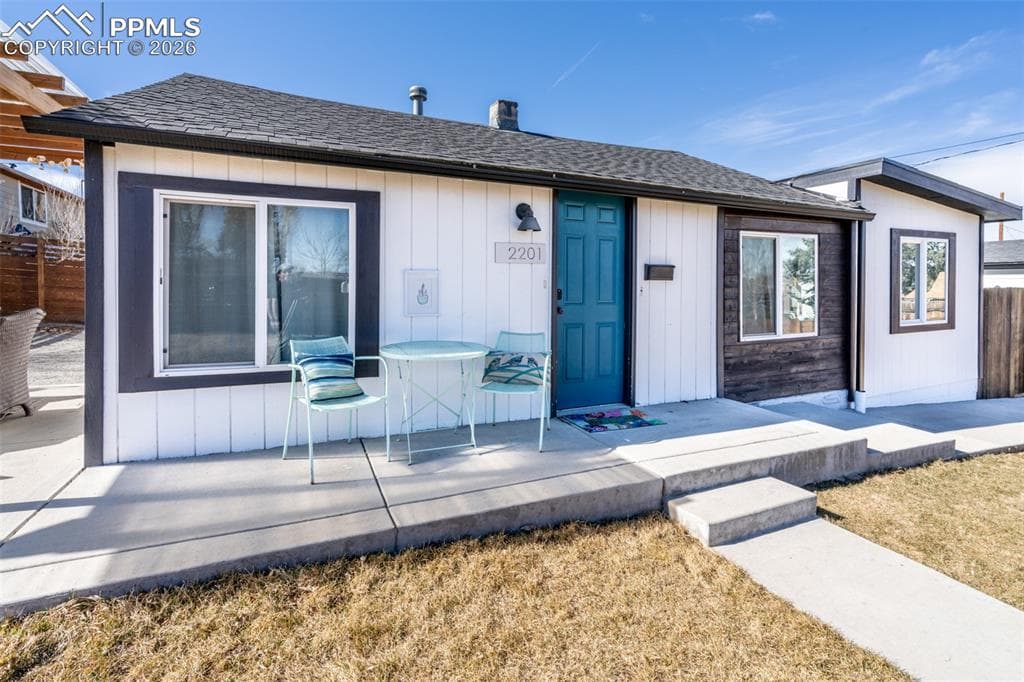 2201 W Warren Ave — photo 1