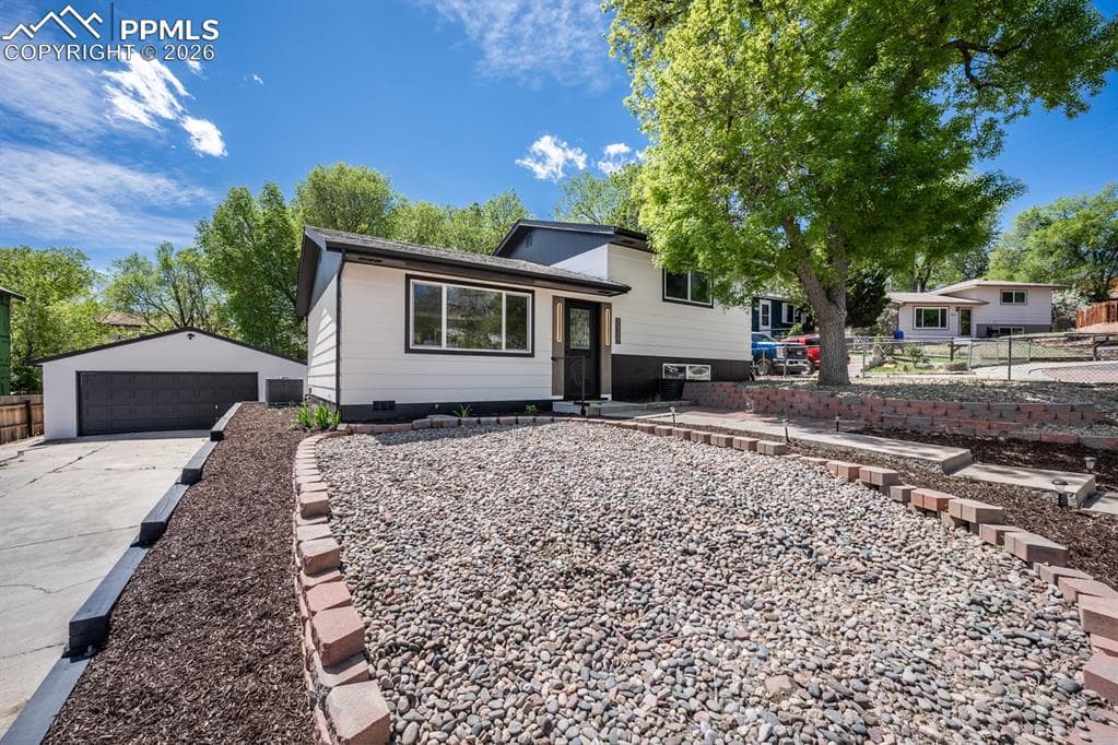 2537 Camelot Ct — photo 1
