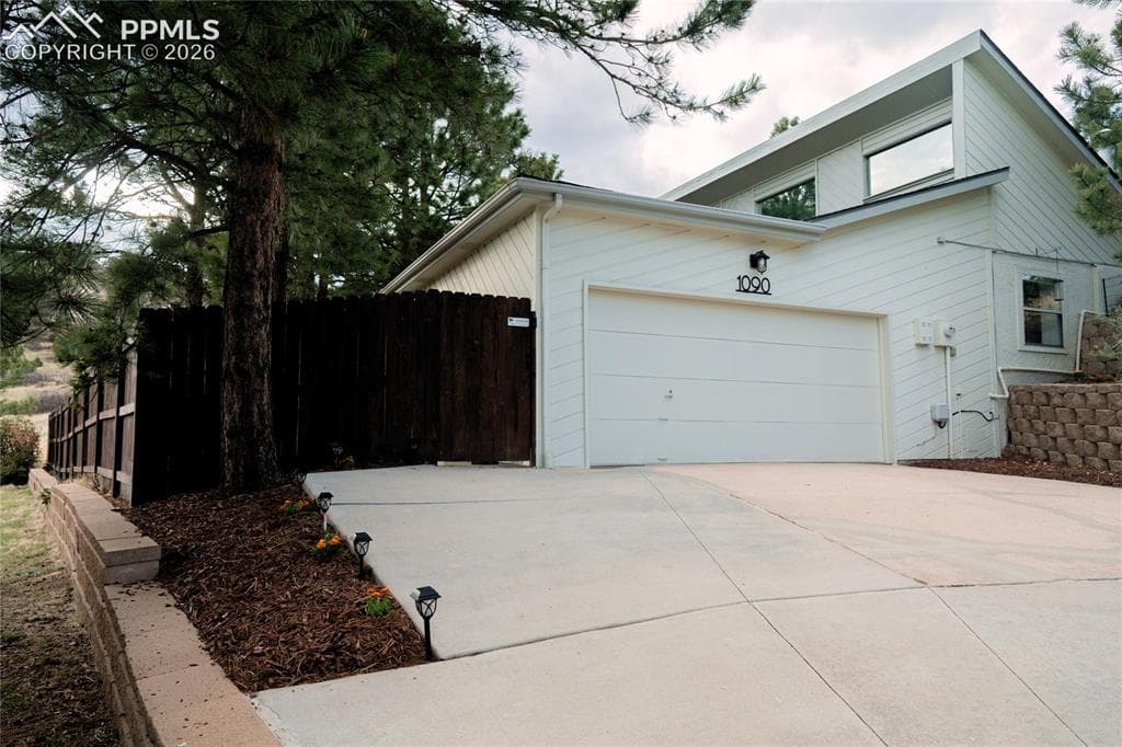 1090 N War Eagle Dr — photo 1