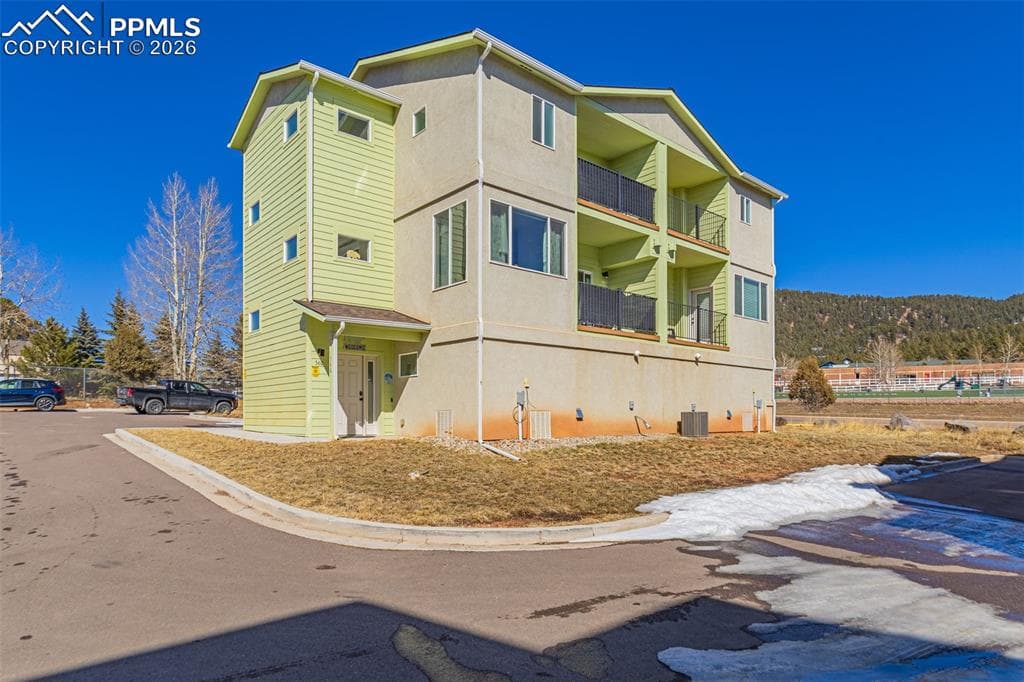 560 E Grace Ave — photo 1