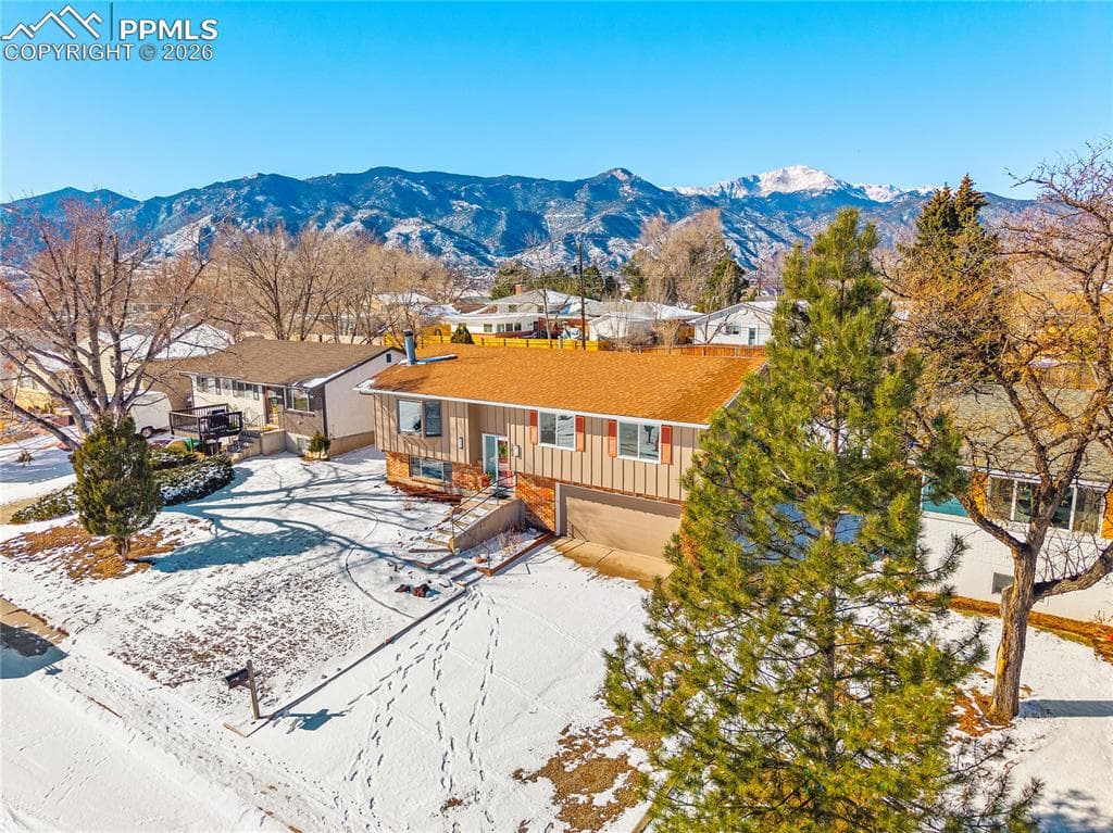 702 Paradise Ln — photo 1