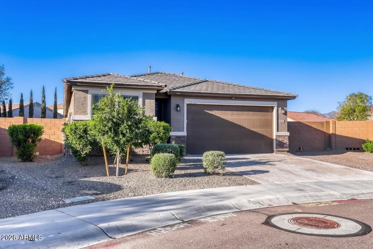 17953 W Golden Ln — photo 2