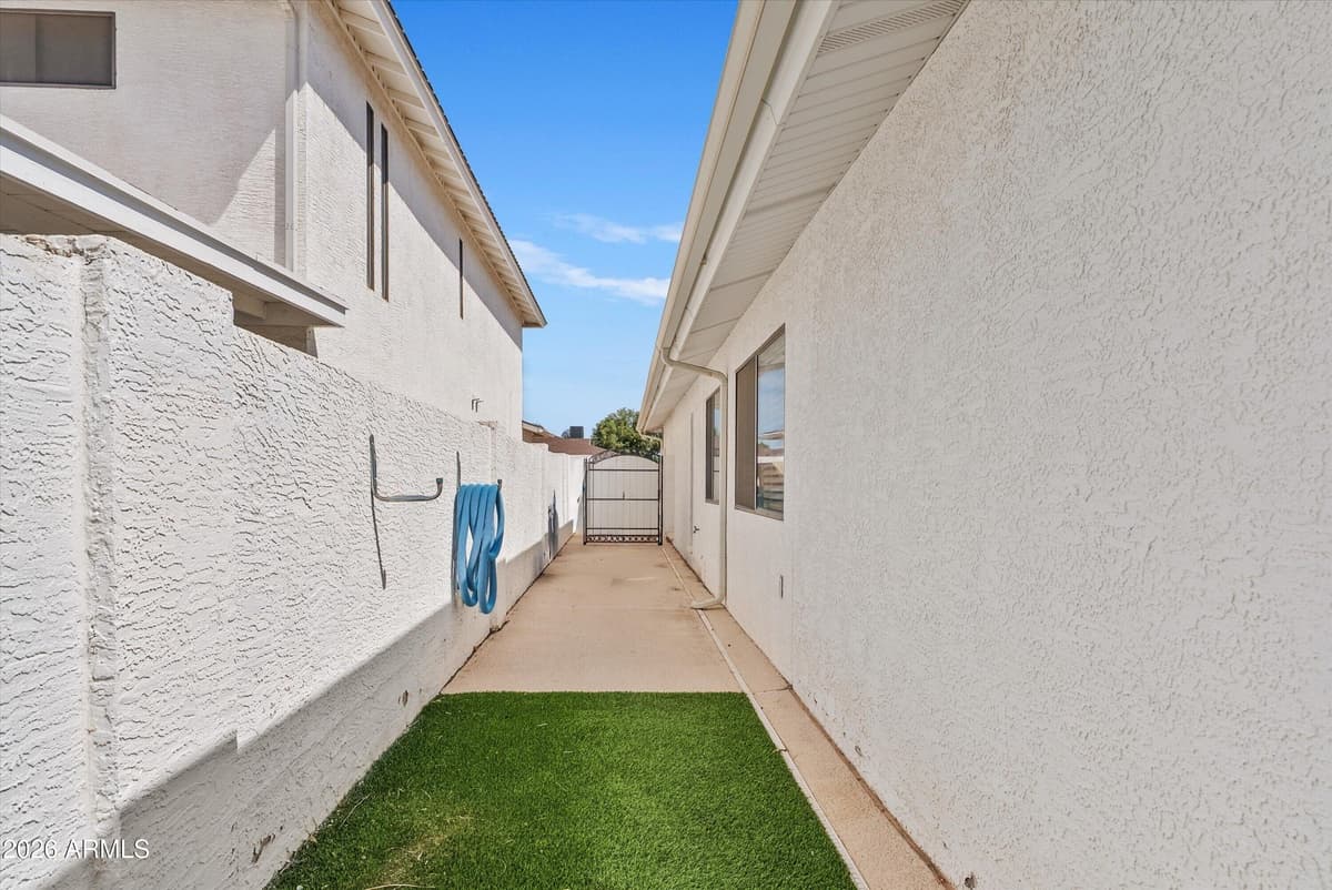 601 W Kings Ave — photo 29