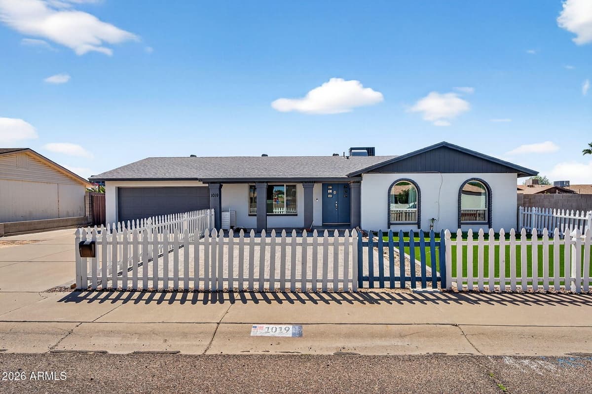 1019 W Wescott Dr — photo 1