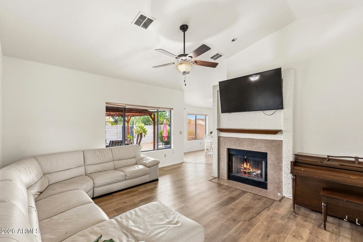 9887 E Del Monte Ave — photo 2