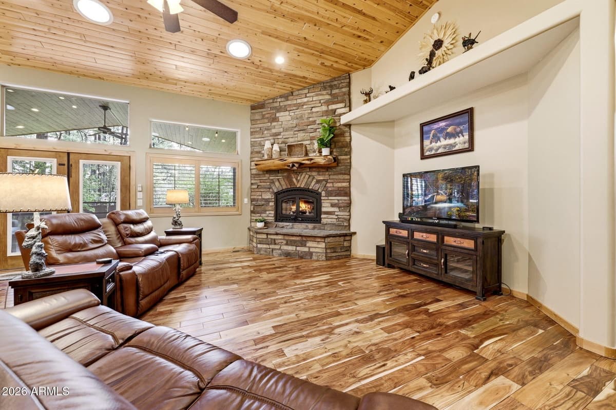 490 Osprey Ct — photo 2