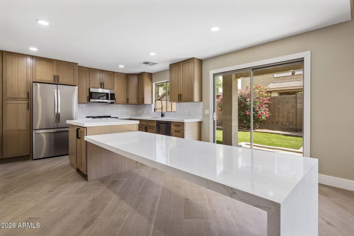 4052 E Abraham Ln — photo 2