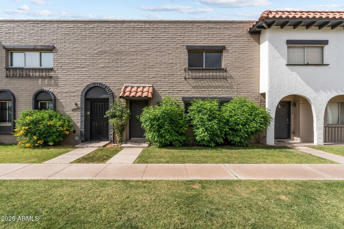 2933 E Fairmount Ave — photo 1