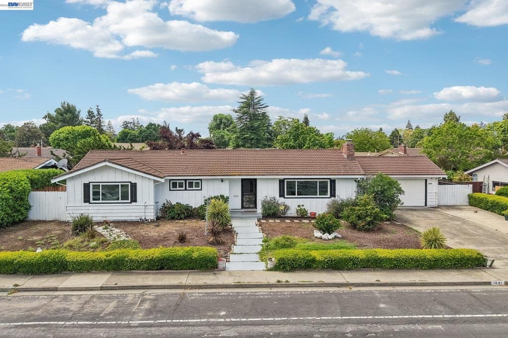 1691 Clayton Way — photo 1