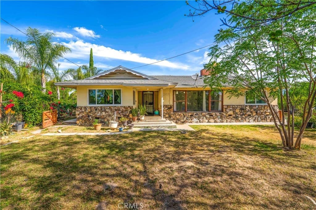 2122 Roosevelt Ave — photo 2