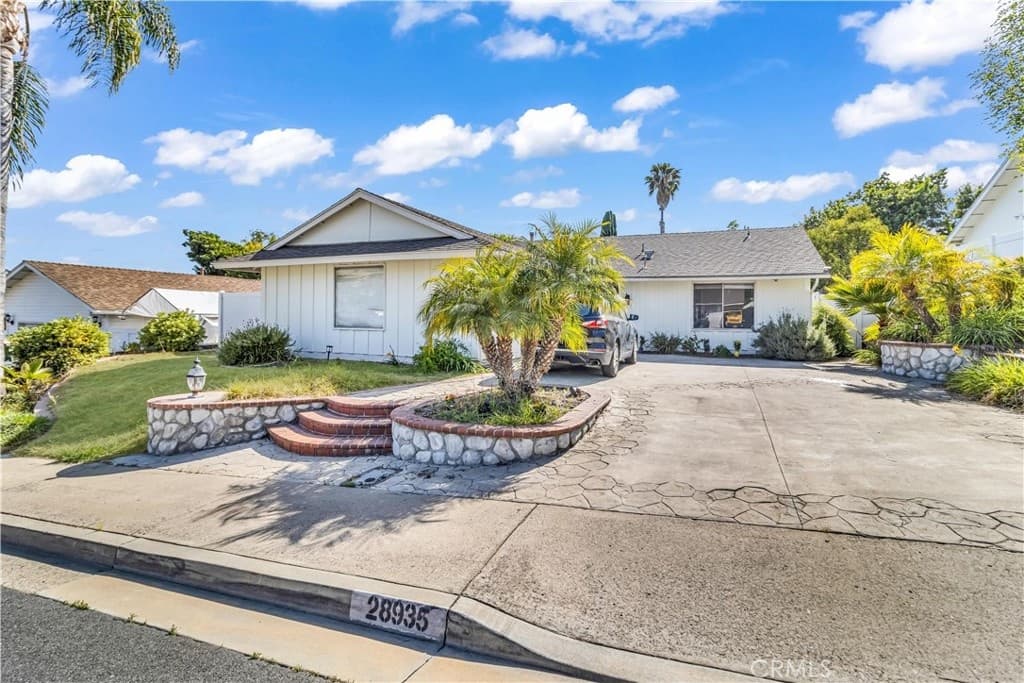 28935 De La Luna — photo 1