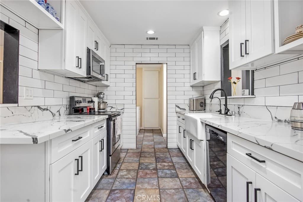 24048 Cruise Circle — photo 2