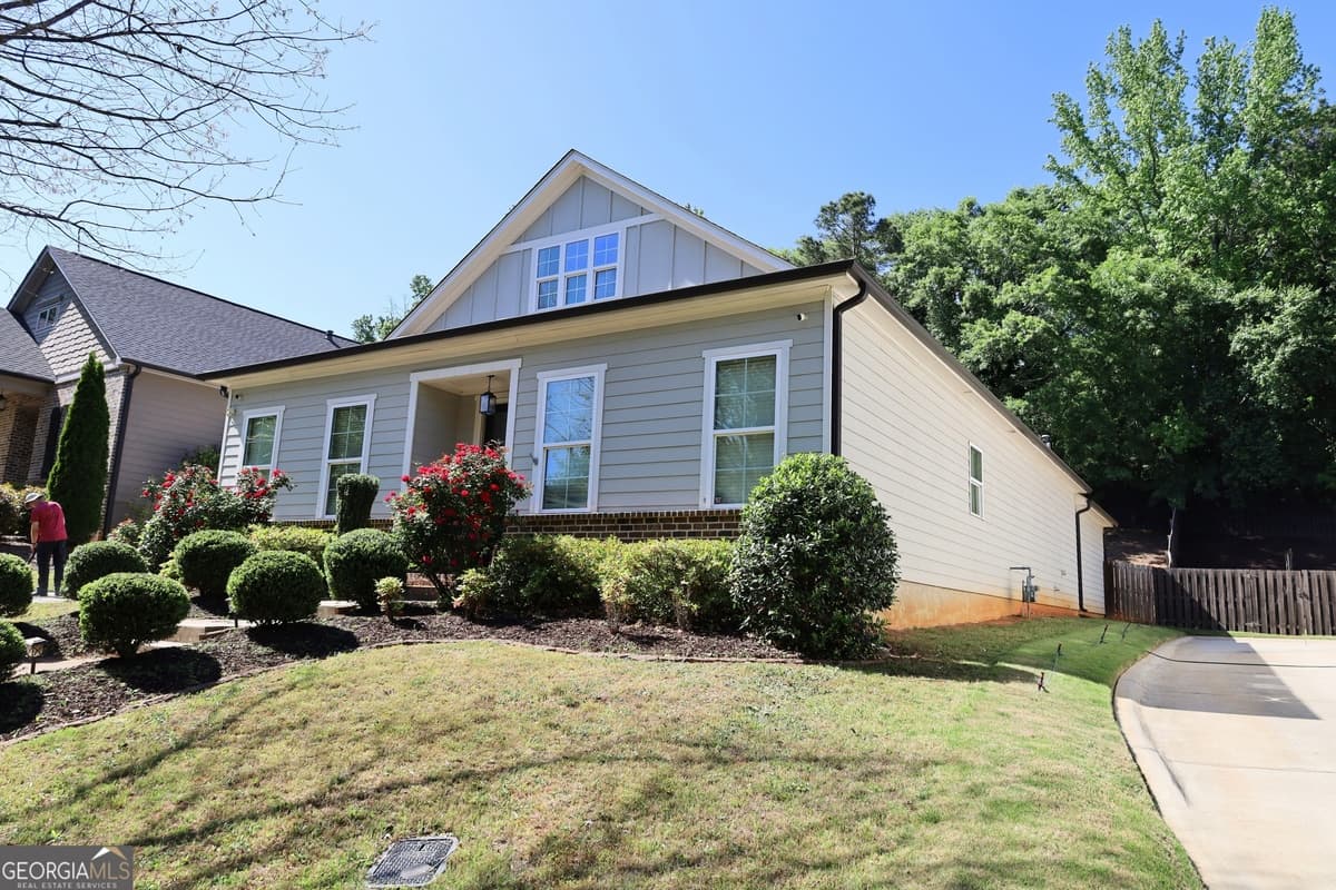 317 Edgewater Dr — photo 2