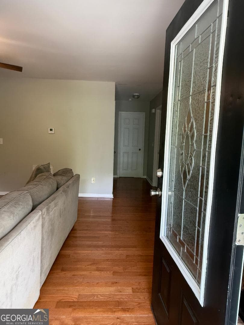 121 Saluda Dr — photo 2