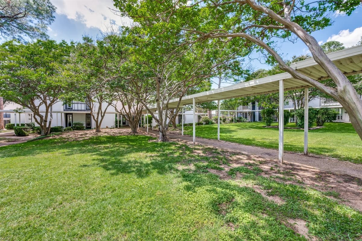 412 Hollyhill Ln — photo 1