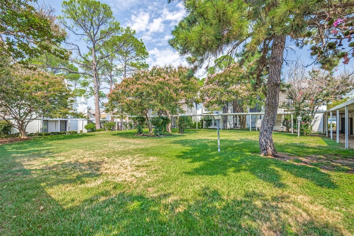 412 Hollyhill Ln — photo 24