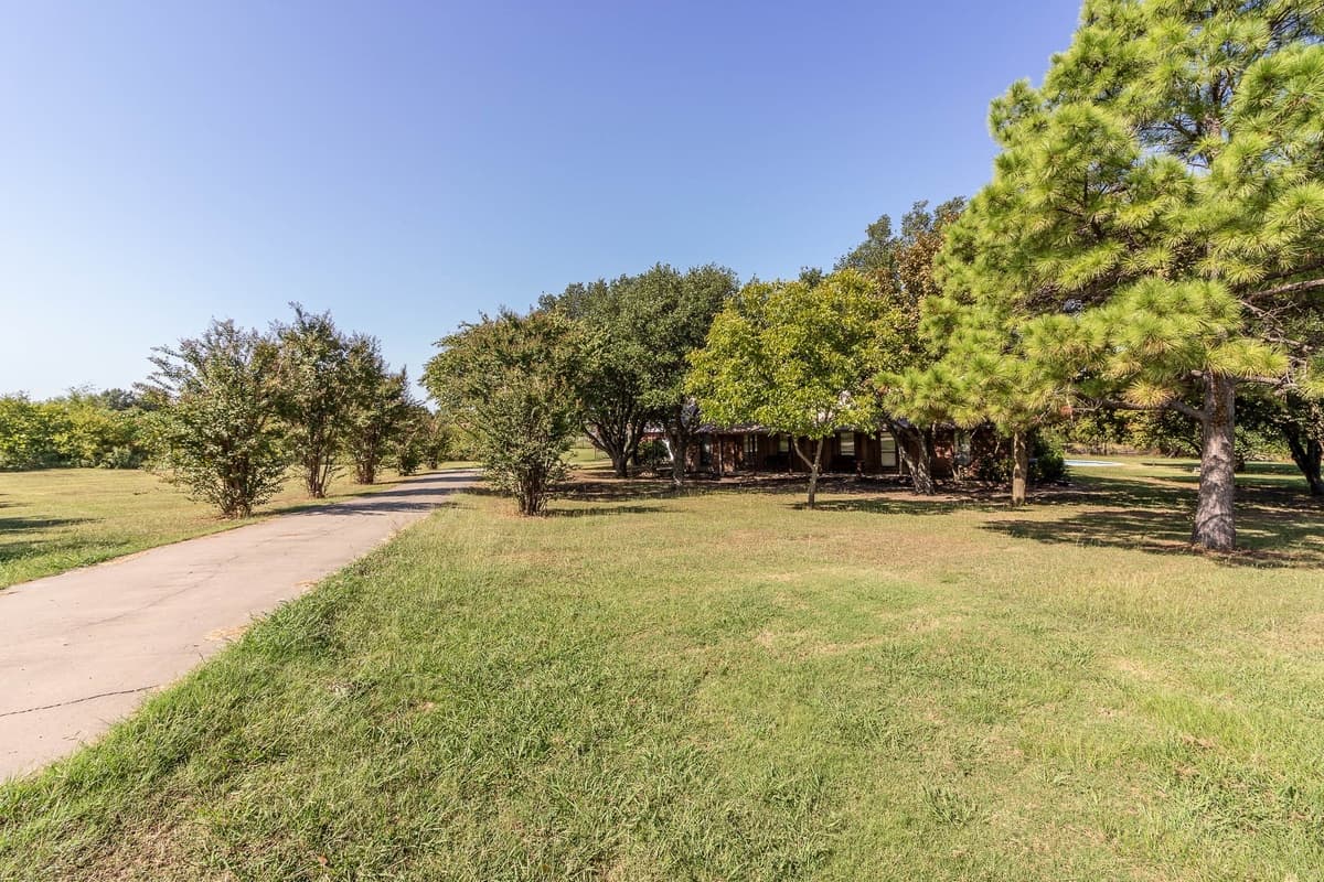 1194 Cedar Ln — photo 2
