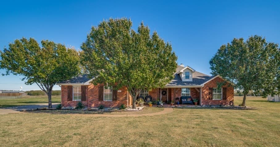 687 Meadowview Ln — photo 1