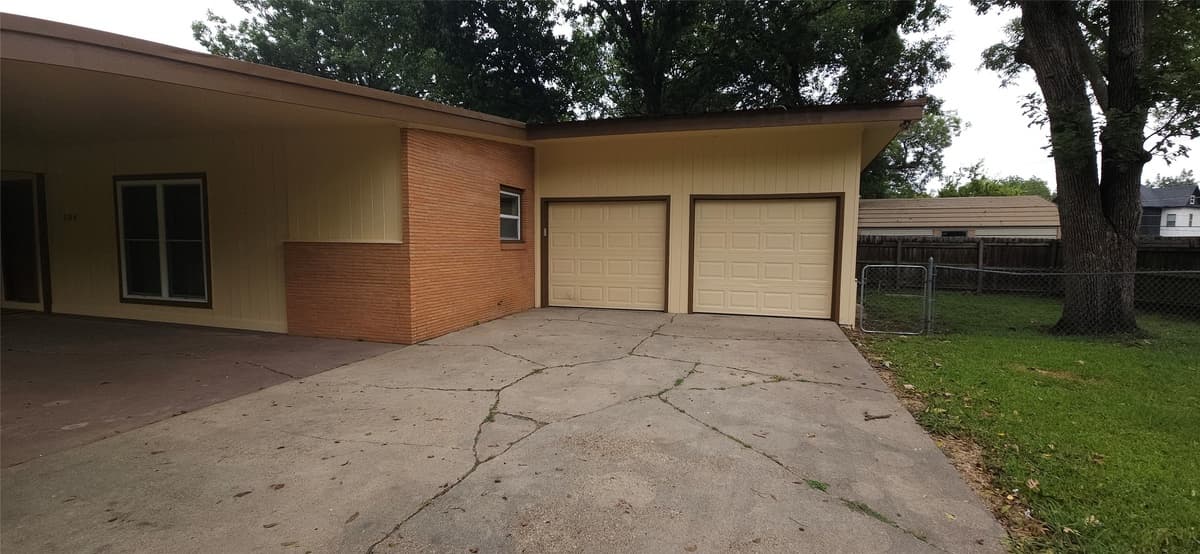 104 Elm Dr — photo 2