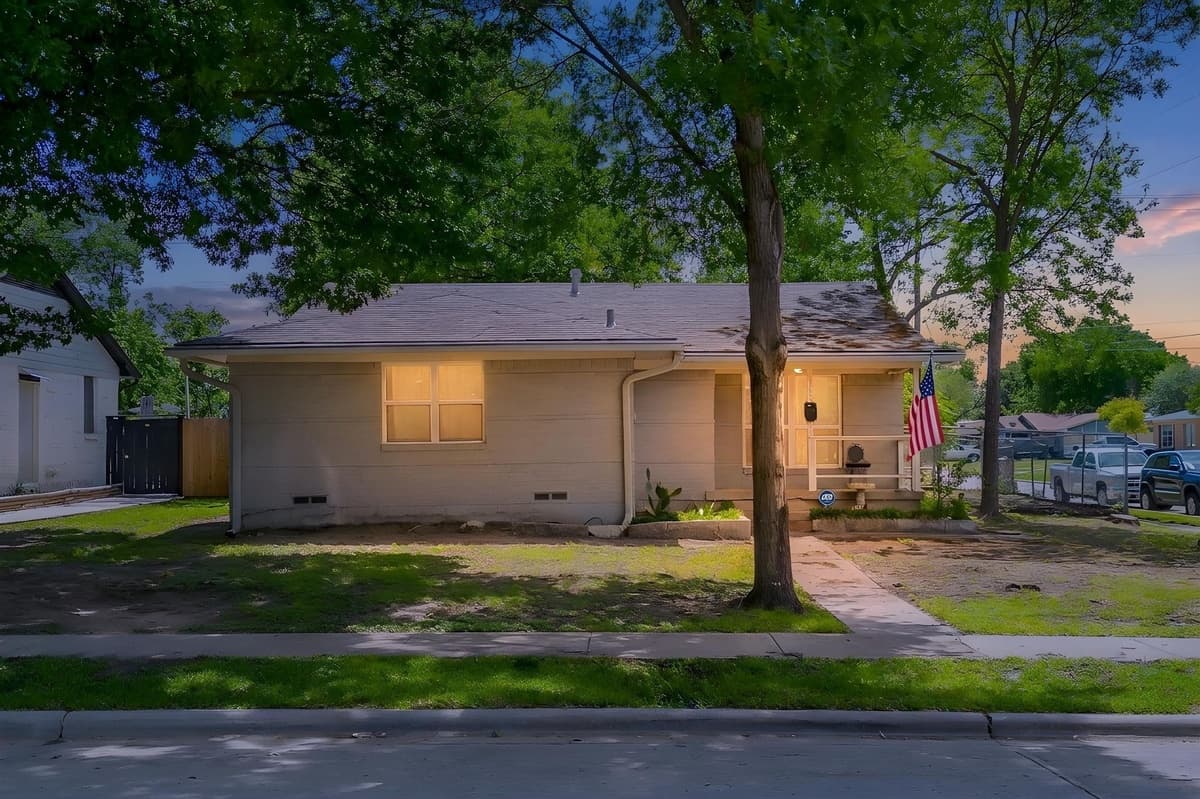 1304 Juanita St — photo 1