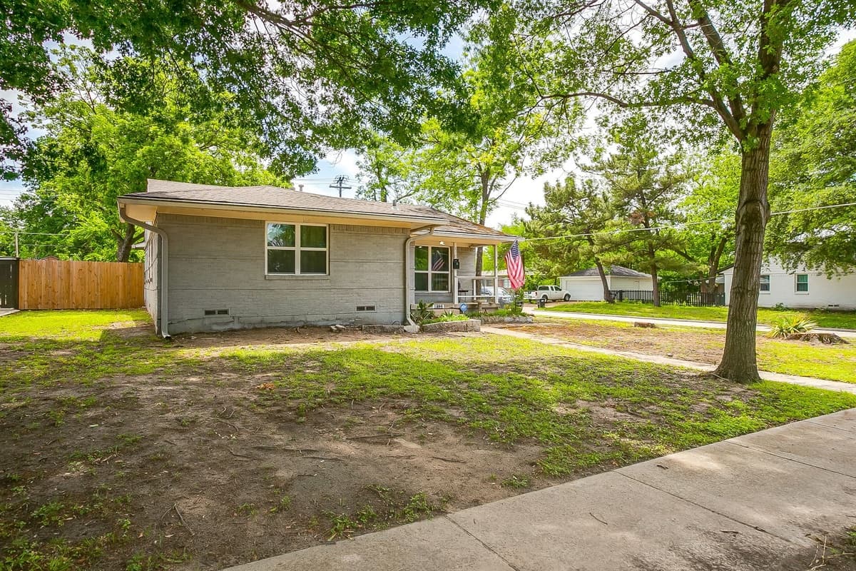 1304 Juanita St — photo 2