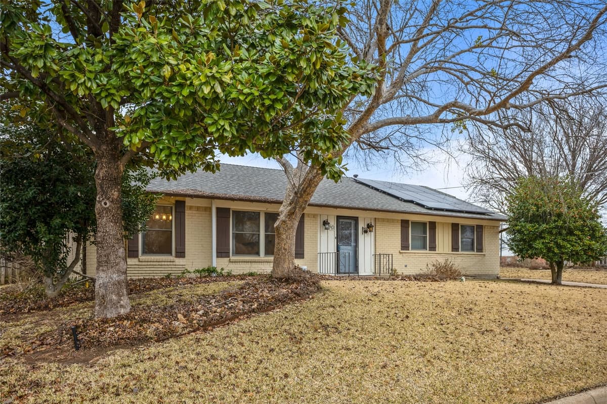 1401 Greenbrier Dr — photo 1