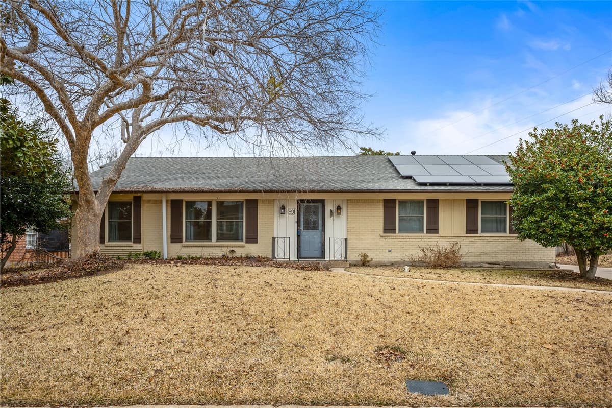 1401 Greenbrier Dr — photo 2