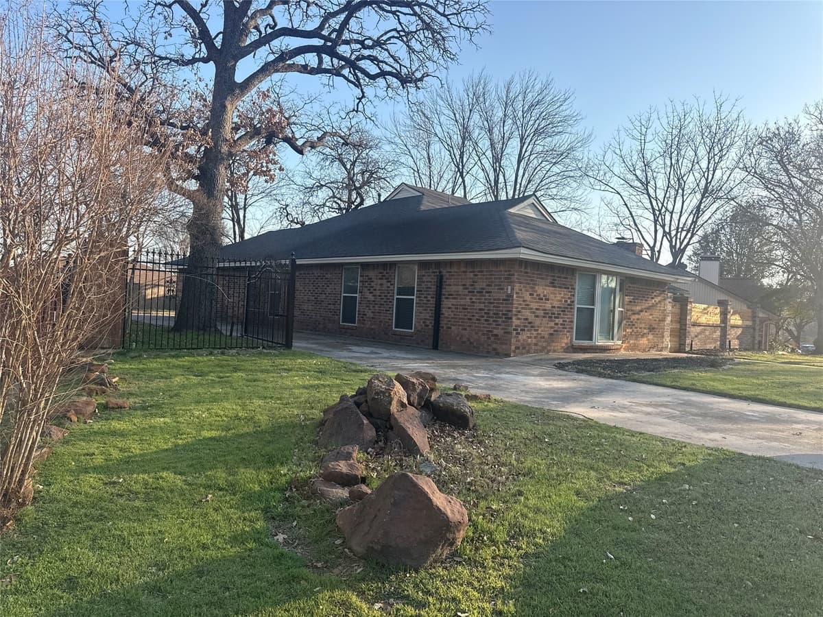2109 Oakmeadow St — photo 2