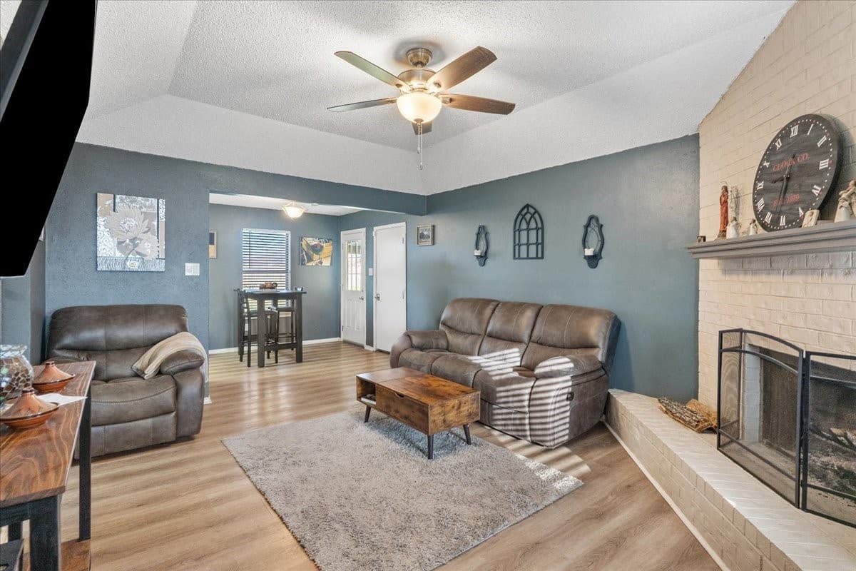 432 Post Oak Ln — photo 1