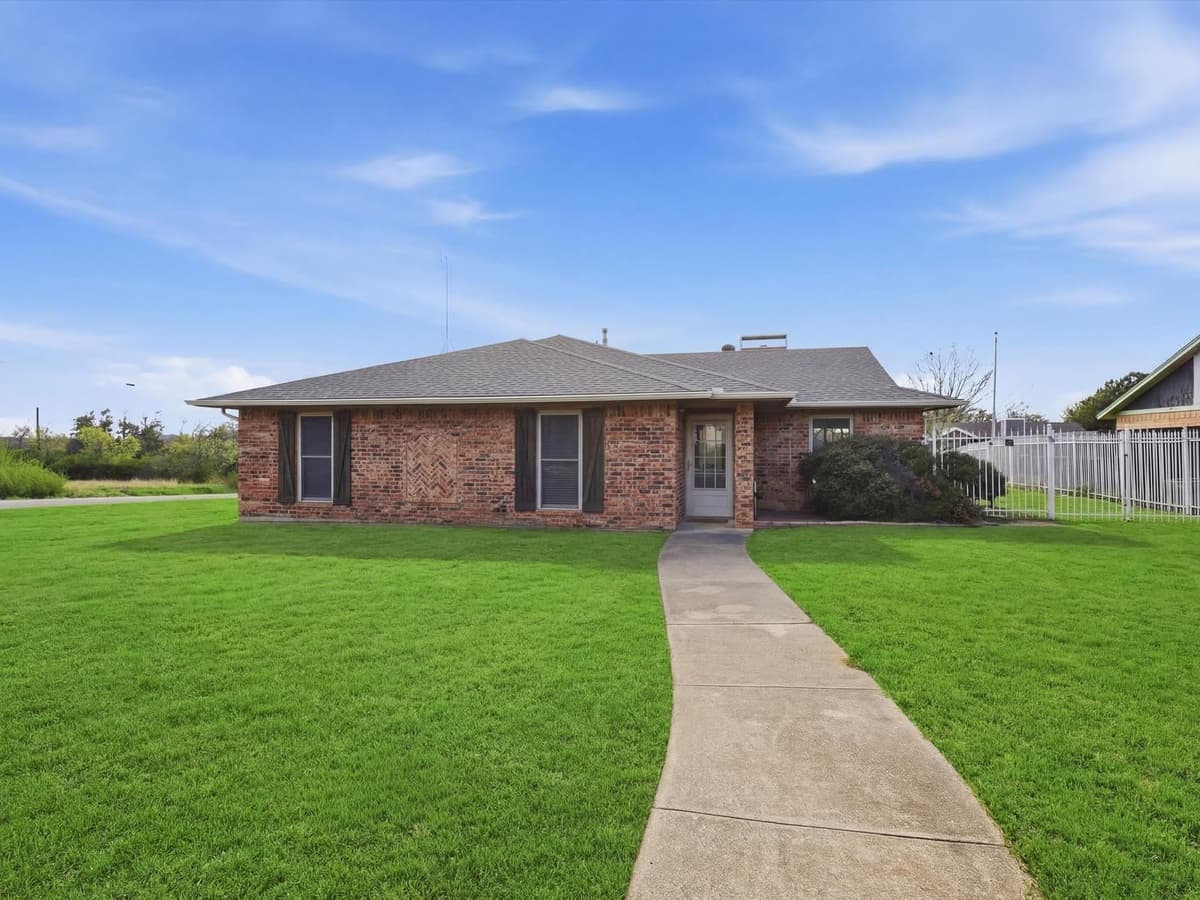2110 Azalea St — photo 1
