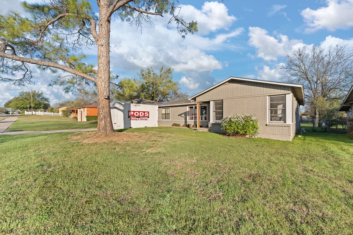 1116 Poindexter Ave — photo 2