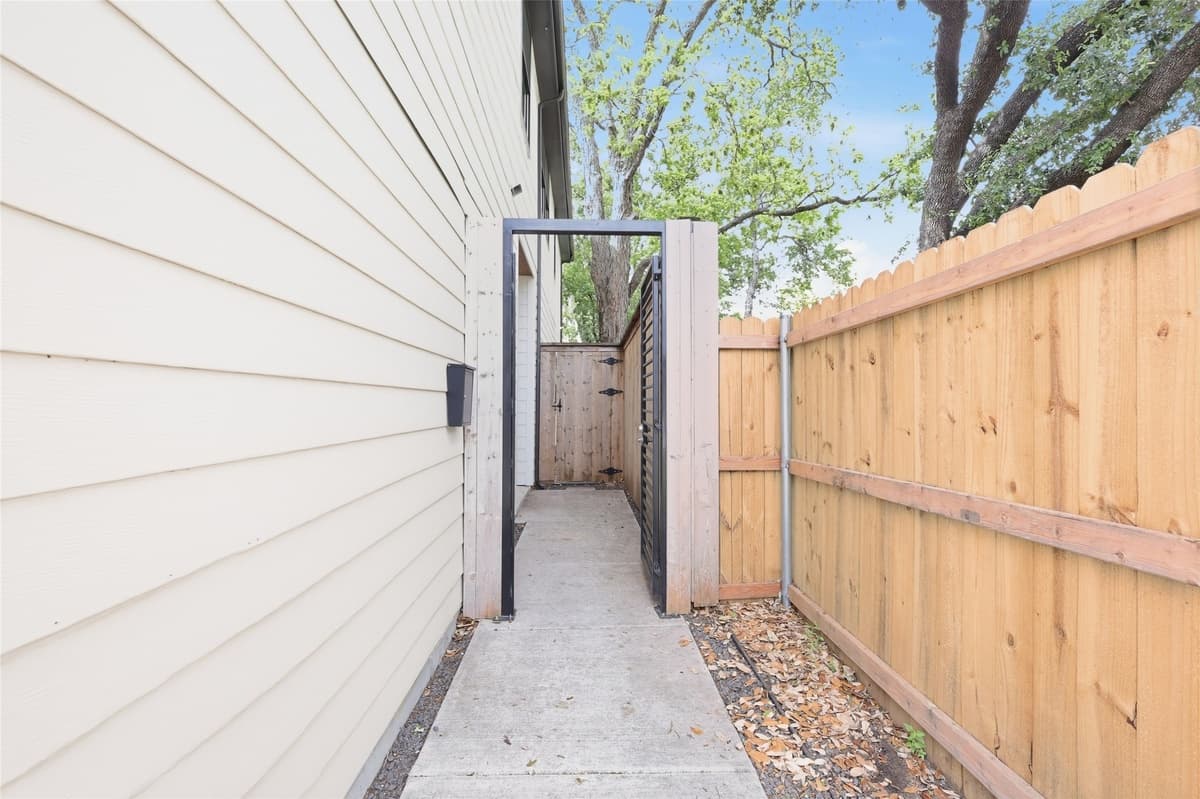 1007 Mount Auburn Ave — photo 2