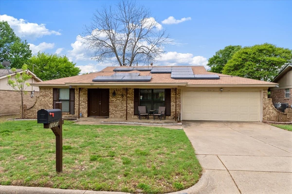 1025 Livingston Dr — photo 1