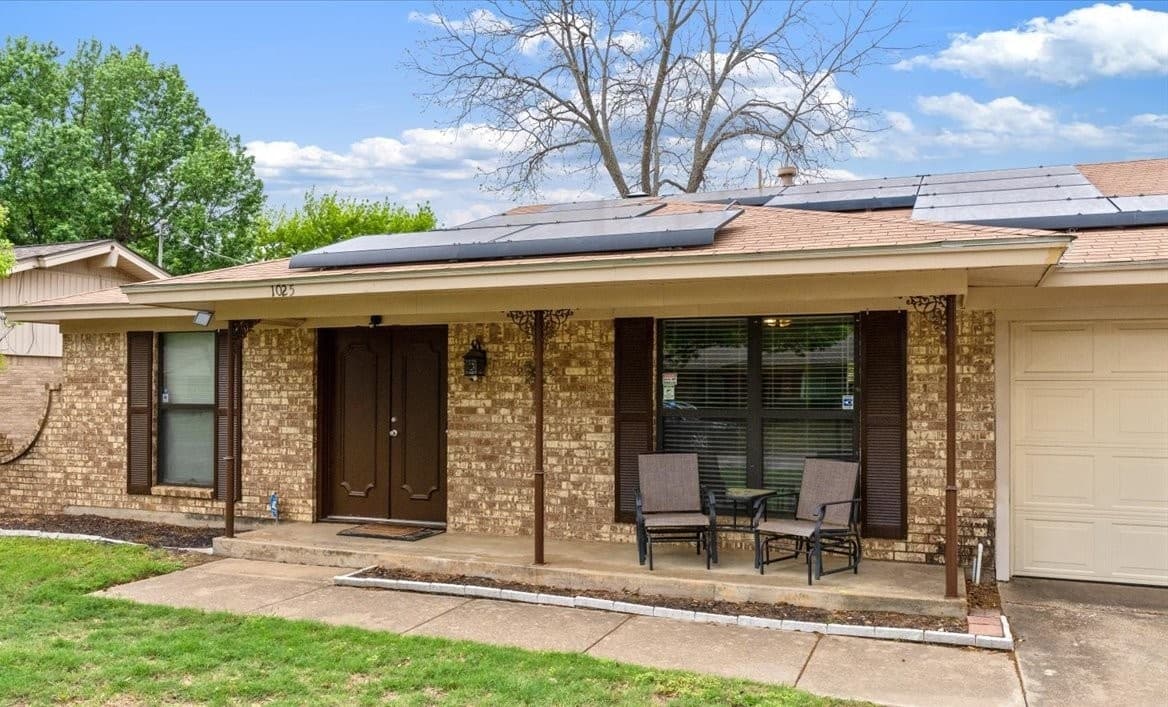 1025 Livingston Dr — photo 2