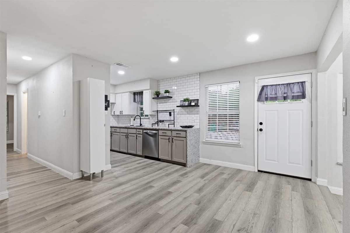 729 Hettie St — photo 2